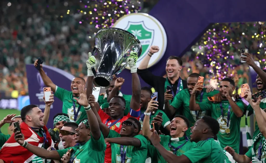 صالـح أبـو الشامـات يكشف عن العهد السري الذي تربطه كتيبة الأهلي في غرفة الملابس